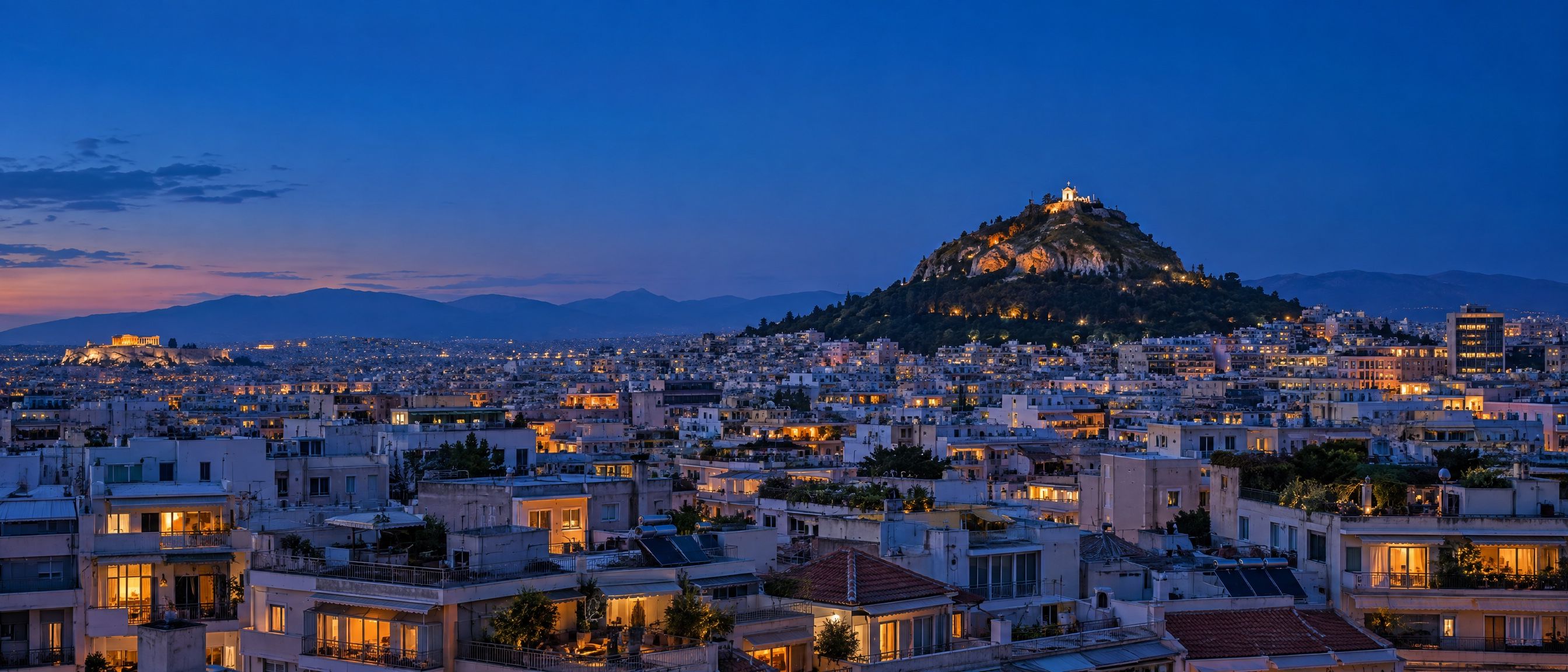 Η Αθήνα το σούρουπο, με τον Λυκαβηττό στο βάθος